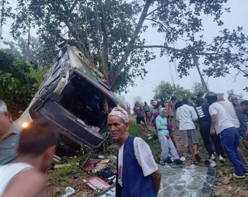 गोरखा बस दुर्घटनामा २१ जना घाइते, ३ जनालाई काठमाडौं रेफर