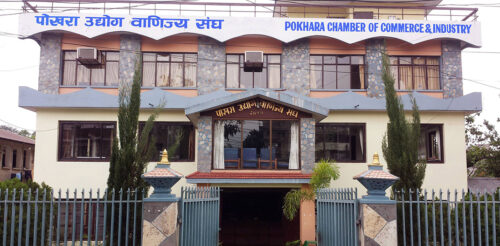 व्यावसायिक शान्तिका निम्ति मौन ¥यालीको आयोजना गर्दै पोखरा उद्योग वाणिज्य संघ