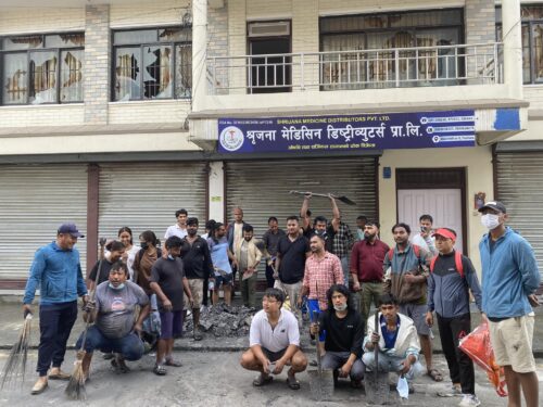 पोखराका युवा सडक सरसफाइ गर्दै
