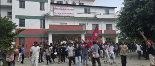 सुदूरपश्चिमको मुख्यमन्त्री कार्यालयमा प्रवेश गरे प्रदर्शनकारी