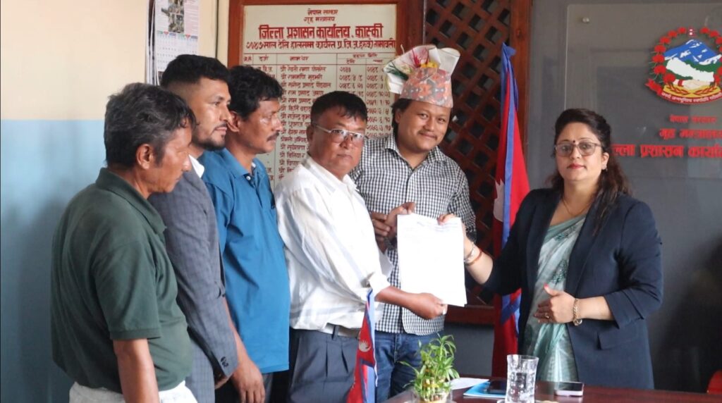 पोखरामा कमर्शियल आर्टिष्ट संघद्वारा ईम्बोक्स नम्बर प्लेट रोक्न सरकारलाई ध्यानाकर्षण