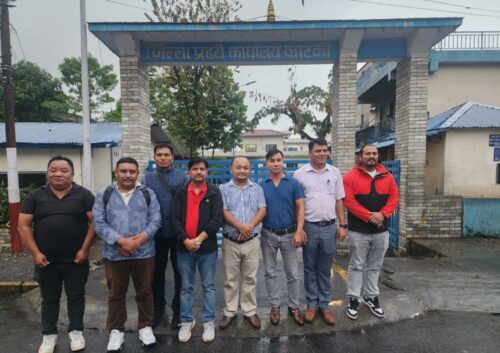 कलाकारद्वारा कास्की प्रहरीलाई कम्प्युटर र प्रिन्टर हस्तान्तरण