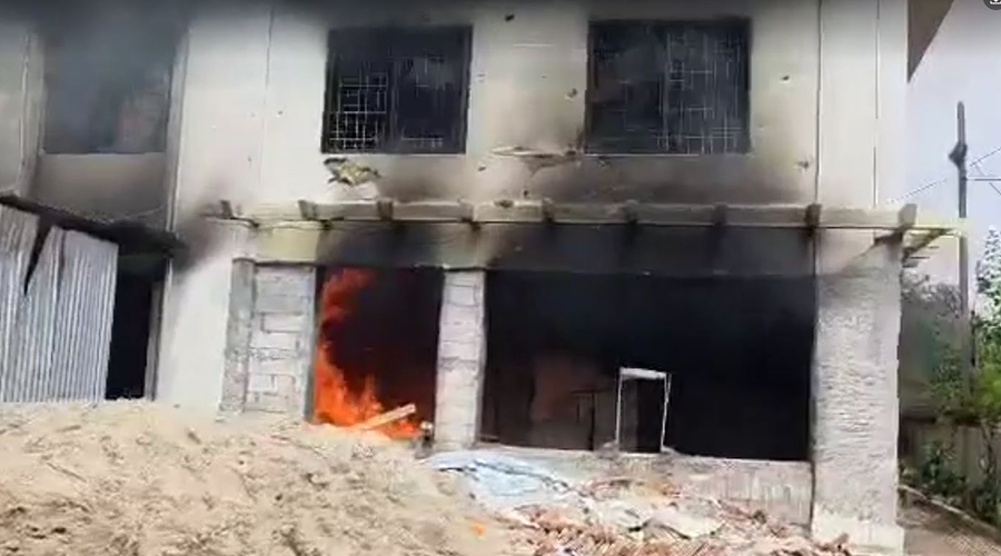 कांग्रेस सभापति देउवाको निवास तोडफोड, रमेश लेखकको घरमा आगजनी