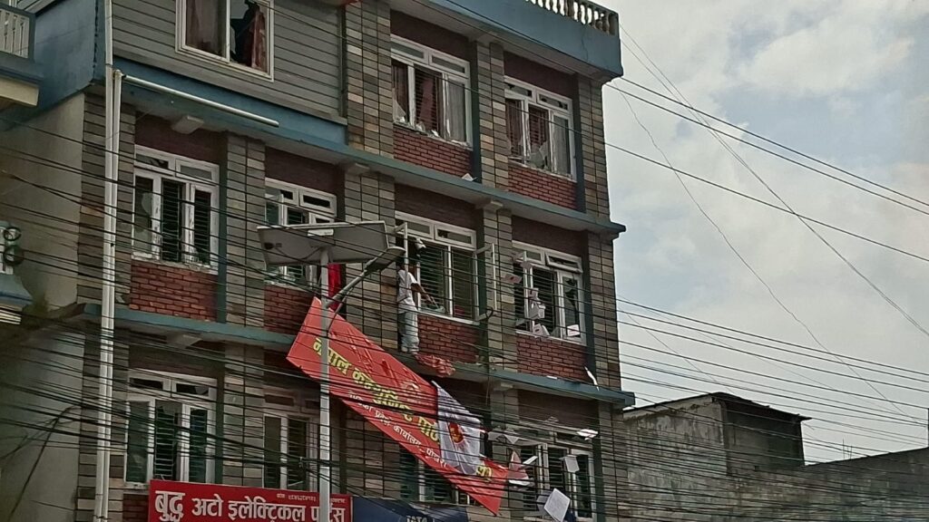 जेन–जी आन्दोलनमा एमालेका ६४ कार्यालयमा ताेडफाेड र आगजनी