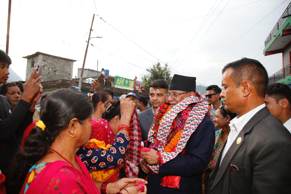 लम्जुङमा प्रचण्डको मोर्निङ वाक : सहिद परिवार भेट र विद्यालय अवलोकन
