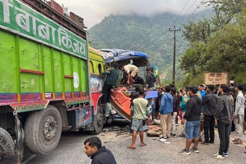 चितवनको गाईघाटमा ७ वटा गाडी ठोक्किए : दुर्घटनामा २१ जना घाइते
