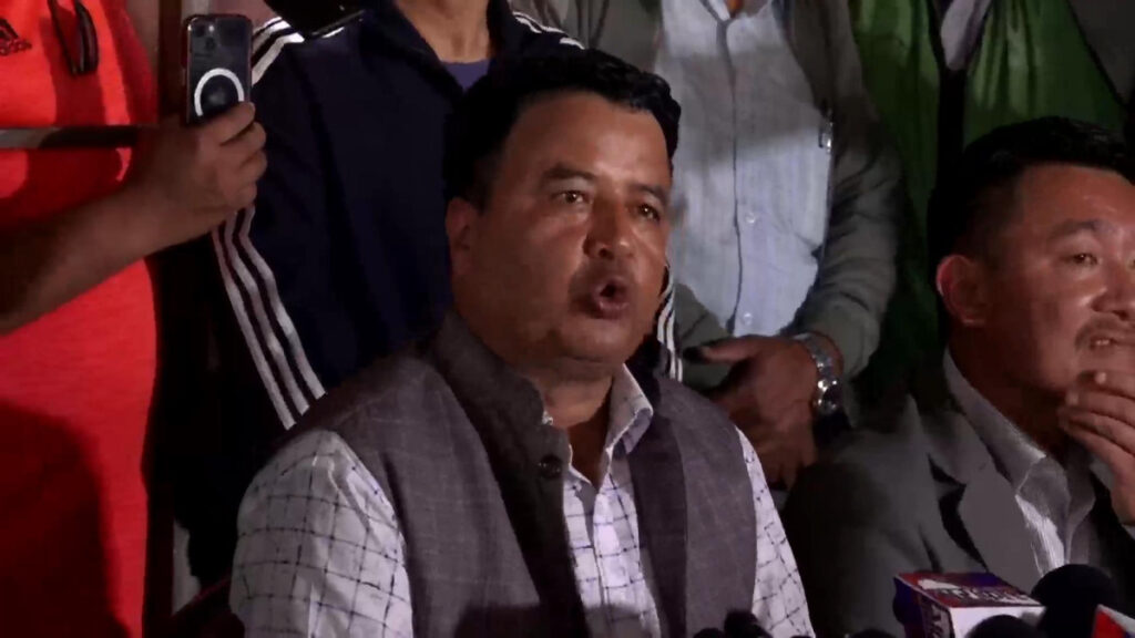सरकारलाई महेश बस्नेतको चेतावनीः मलाई पक्राउ गरेर देखाउनुस्