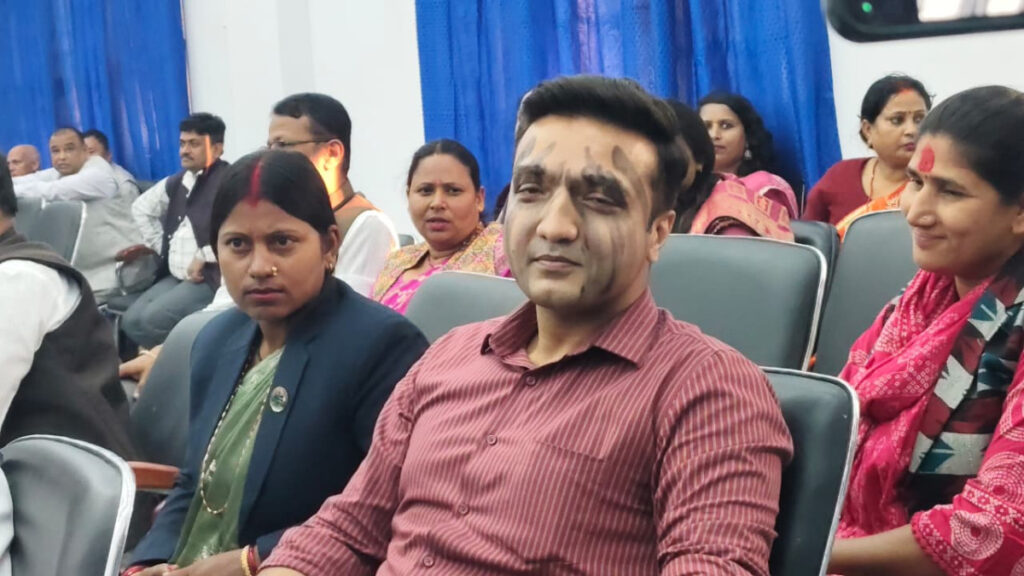 मधेस प्रदेश सभा बैठक चलिरहेको बेला माओवादी सांसदले आफैँलाई दले कालोमोसो