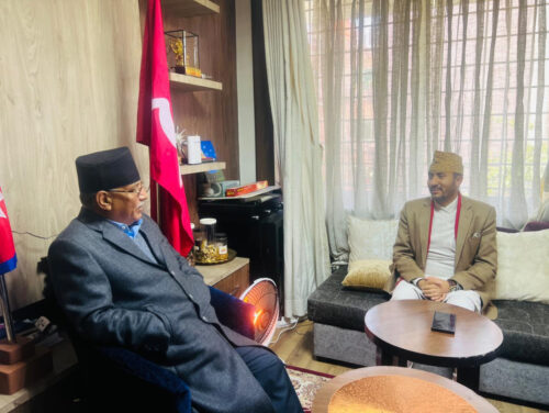नेपाली कम्युनिस्ट पार्टीका संयोजक दाहालसँग सञ्चारमन्त्री खरेलको भेट