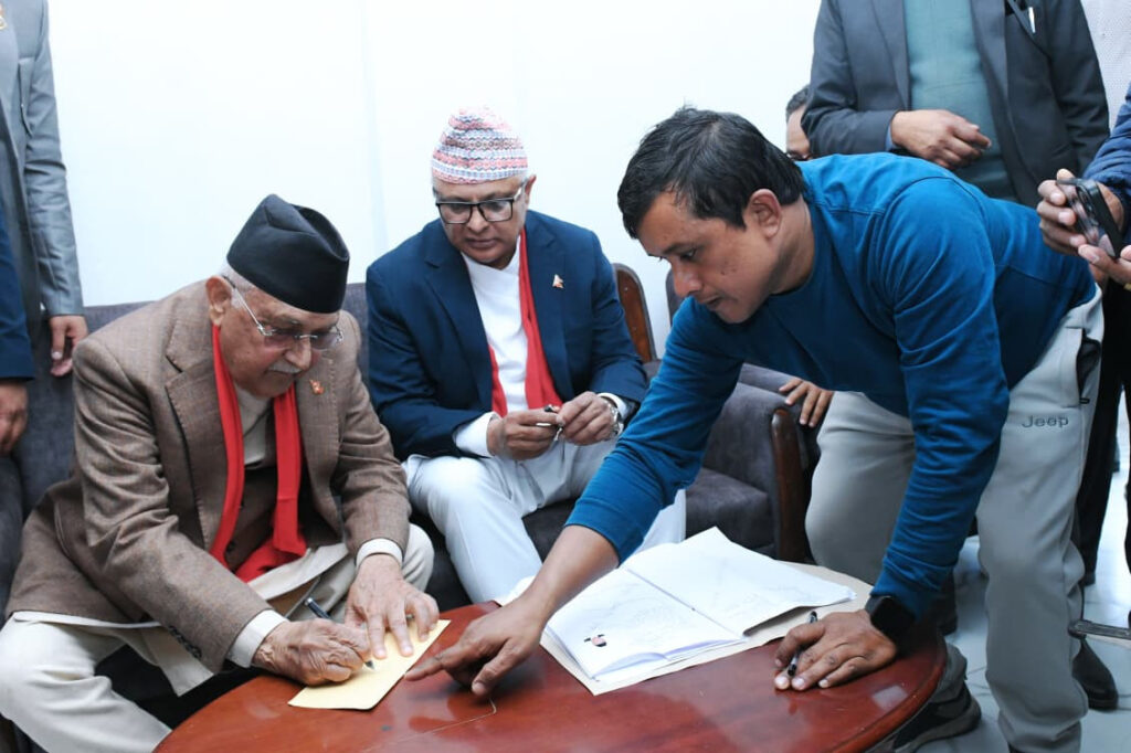 एमाले अध्यक्ष ओलीले झापा–५ मा मनोनयन दर्ता गराए
