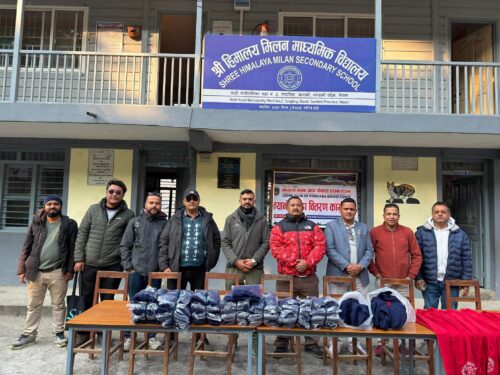 लायन्स क्लब अफ पोखरा डाउन टाउनद्वारा विद्यार्थीलाई न्यानो कपडा वितरण