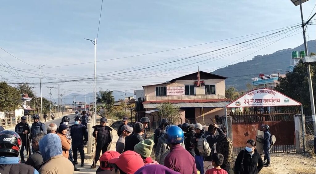 विवाद चर्किदा पोखरा ३३ का वडाध्यक्ष रामचन्द्र अधिकारी प्रहरी नियन्त्रणमा