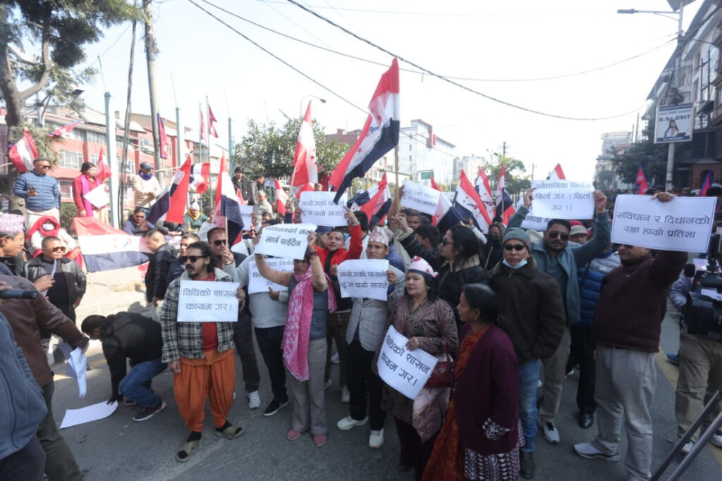निर्वाचन आयोगको निर्णयलाई अवैधानिक भन्दै देउवा पक्षधर नेताहरू सडकमा