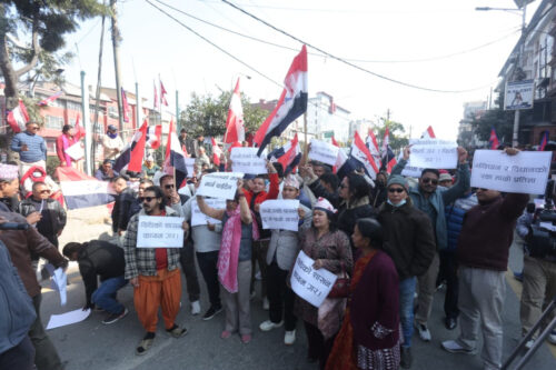 निर्वाचन आयोगको निर्णयलाई अवैधानिक भन्दै देउवा पक्षधर नेताहरू सडकमा