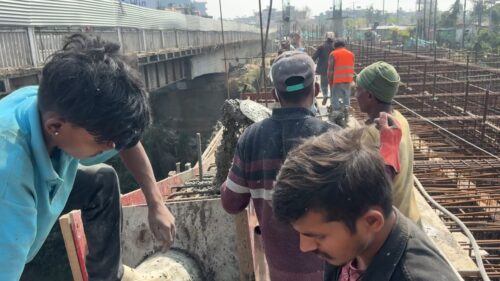 पोखरामा निर्माणाधीन सेती पुलअन्तर्गत तल्लो पुलको माथिल्लो गर्डरको ढलान