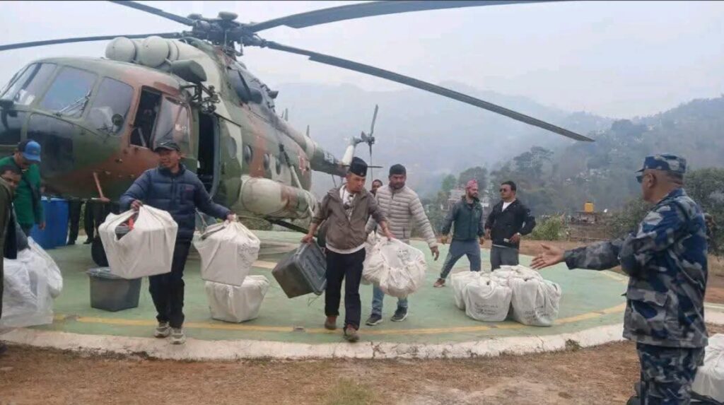 गोरखा १ अन्तर्गत चुमनुव्रीका मतपेटिका हेलिकप्टरमार्फत ढुवानी गरियो