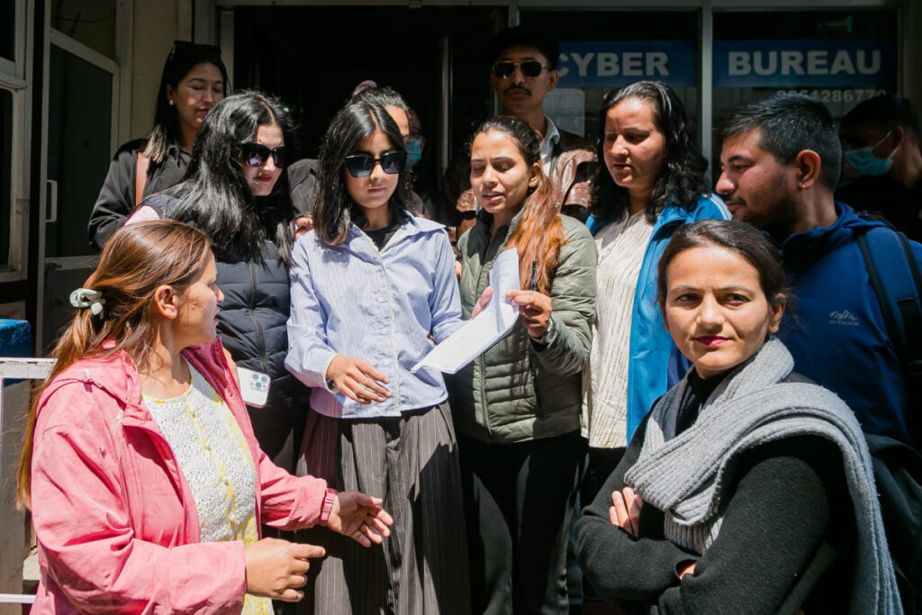 गालीगलौज तथा बलात्कारको धम्की दिनेविरुद्ध अमिशाले दिइन् साइबर ब्युरोमा उजुरी