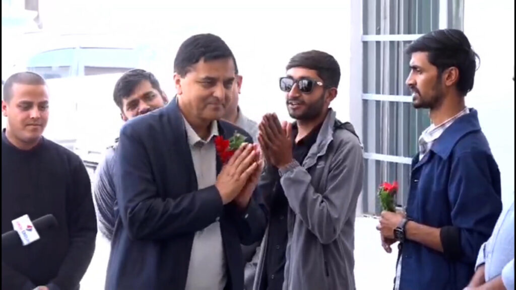 युवा पुस्तामा नेतृत्व हस्तान्तरण गर्न भन्दै एमाले नेतृत्वलाई पुष्पगुच्छा उपहार