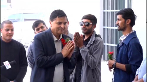 युवा पुस्तामा नेतृत्व हस्तान्तरण गर्न भन्दै एमाले नेतृत्वलाई पुष्पगुच्छा उपहार
