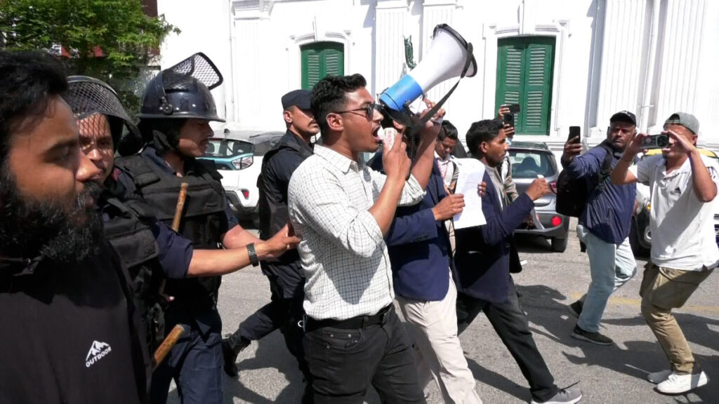 पेट्रोलियम मूल्यवृद्धि फिर्ता लिन माग गर्दै जेन–जी अभियानले नेपाल आयल निगमलाई बुझायो ज्ञापनपत्र