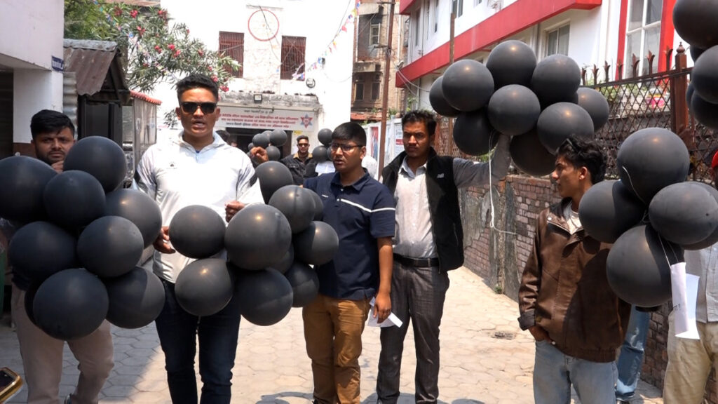 विद्यार्थी संगठनमाथि प्रतिबन्ध गर्ने सरकारी घोषणाको विरोधमा कालो बेलुन उडाएर प्रदर्शन