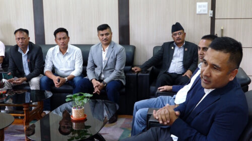 काम रोकेका निर्माण व्यवसायीले विकासे मन्त्रालयका सचिवलाई बुझाए ज्ञापनपत्र