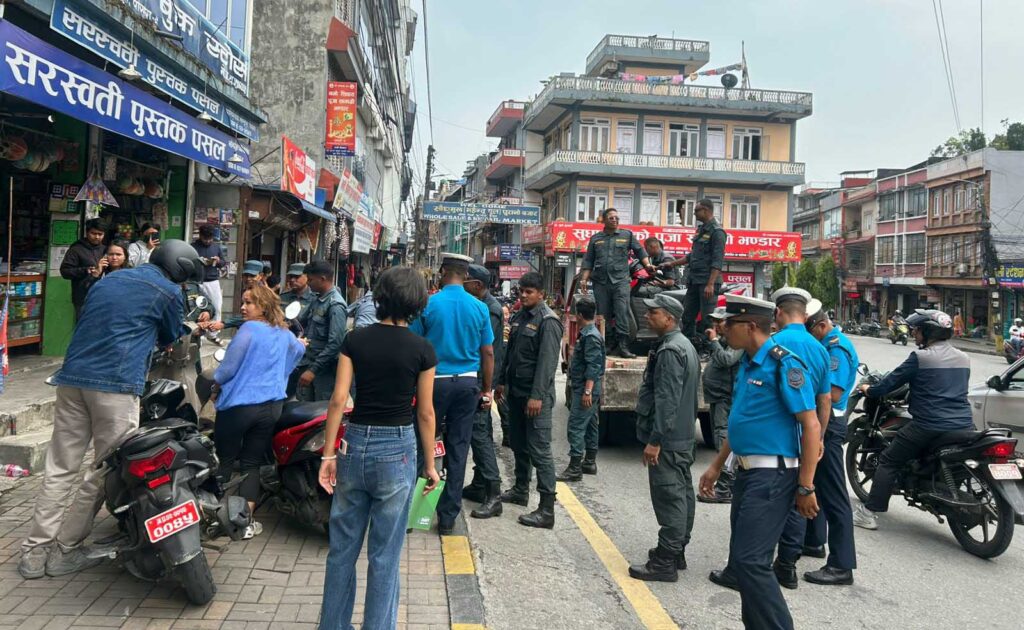 पोखराको फुटपाथमा पार्किङ गर्न नपाइने, कारबाहीमा परे २ सय २ सवारीसाधन