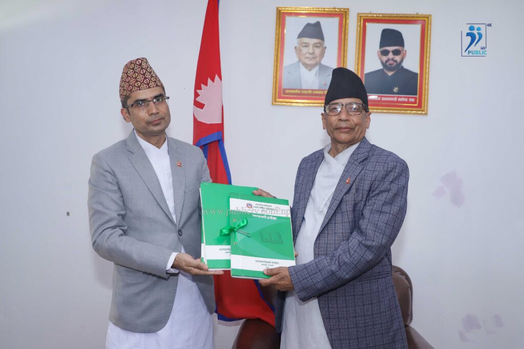 महालेखा परीक्षक कार्यालयको प्रतिवेदन गण्डकी प्रदेश प्रमुखसमक्ष पेस