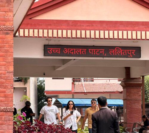 प्रदर्शन चलिरहँदा अदालत धाउँदै ‘लालीबजार’ टिम