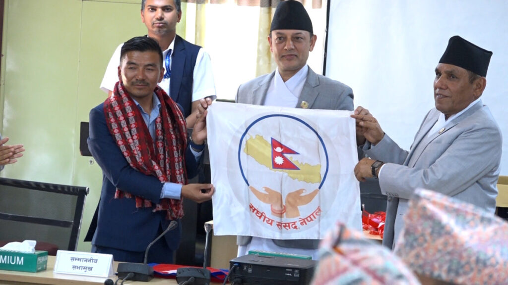 सभामुखद्वारा संसदको लोगोअंकित झण्डासहित सगरमाथा आरोहण गर्न सफल सांसद शेर्पाको सम्मान