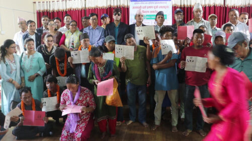 चितवनको इच्छाकामनामा ३४ भूमिहीन र अव्यवस्थित बसोवासी परिवारलाई लालपुर्जा वितरण