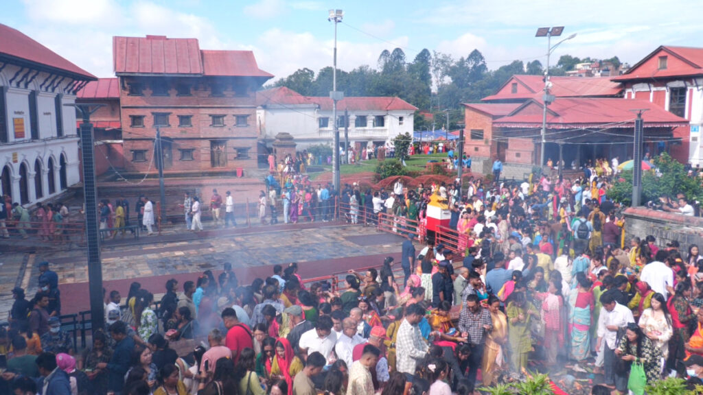 साउनको दोस्रो सोमबारः पशुपतिनाथसहित देशभरका शिवालयमा भक्तजनको घुइँचो