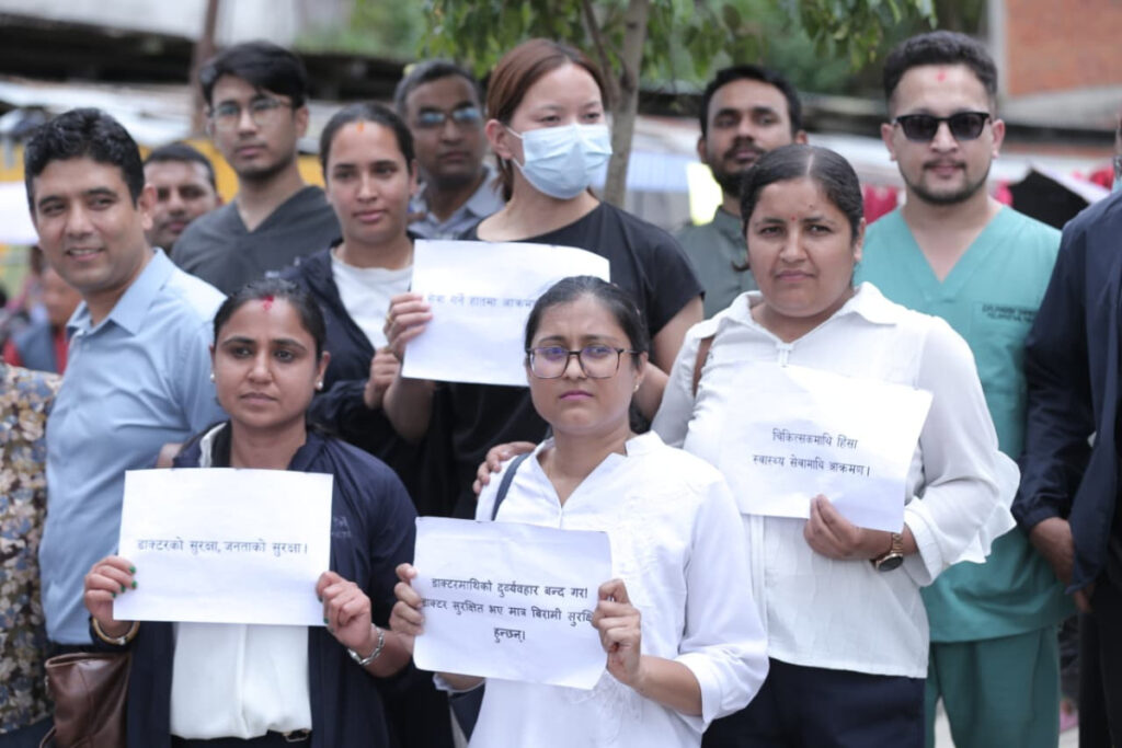 चिकित्सकमाथि भएको आक्रमणको विरोधमा देशभरका स्वास्थ्य सेवा प्रभावित