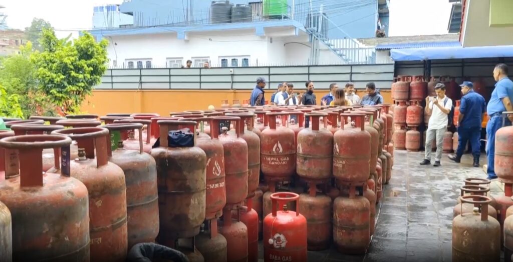 पोखरामा एलपी ग्यासको आपूर्तिमा समस्या,सिलिण्डर बोकेर लाइनमा सर्वसाधारण