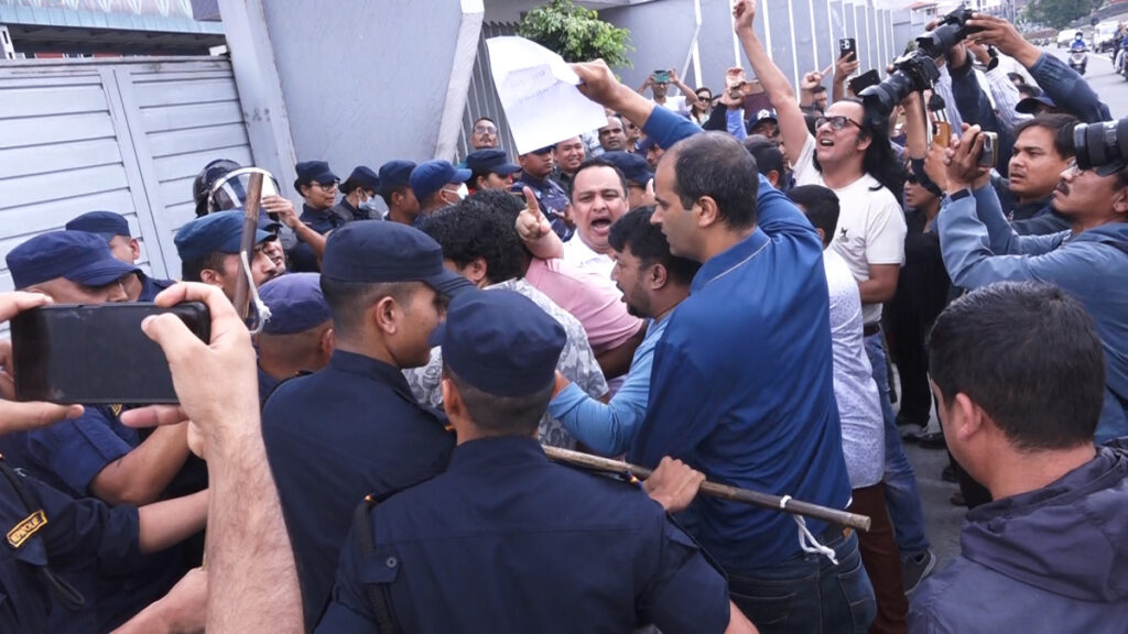 पत्रकार श्रेष्ठ पक्राउको विरोधमा काठमाडौं प्रहरी परिसर अगाडी महासंघको धर्ना