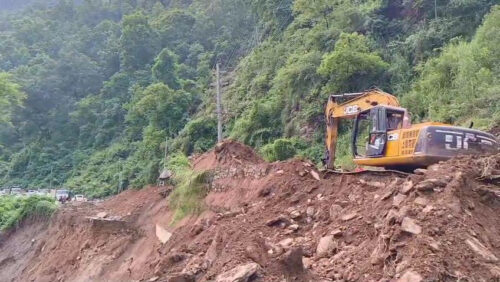 पृथ्वी राजमार्गको परेवा भीरमा सडक मर्मत जारी, आज साँझसम्म यातायात सञ्चालन गर्ने लक्ष्य
