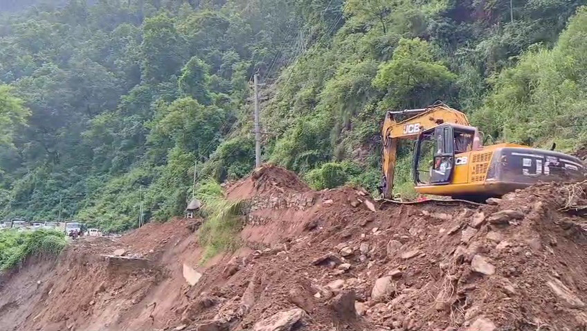 पृथ्वी राजमार्गको परेवा भीरमा सडक मर्मत जारी, आज साँझसम्म यातायात सञ्चालन गर्ने लक्ष्य