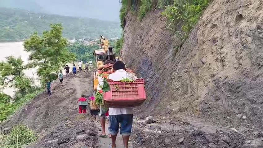 पहिरोको जोखिम मोलेर बजारसम्म कृषि उपज पु¥याउँदै धादिङका किसान