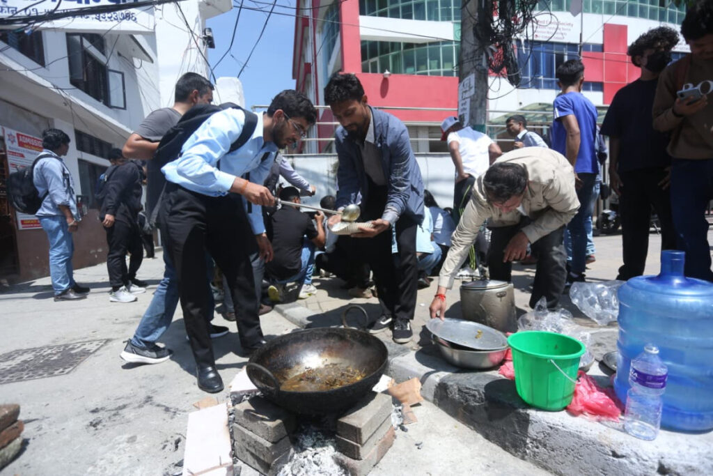 अखिल क्रान्तिकारीको सडक बिरोधः विद्यार्थीहरूले सडकमै खाना पकाएर खाए