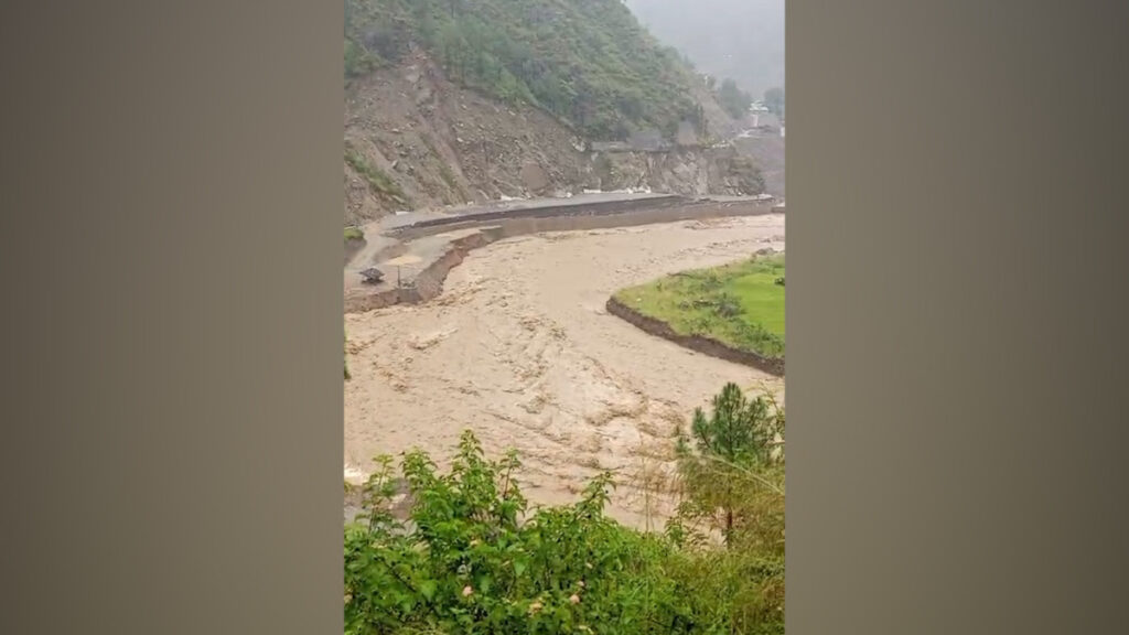 वीपी राजमार्गको रोशी खोला डाइभर्सन बगेपछि यातायात अवरुद्ध, पहिरोले थप चुनौती