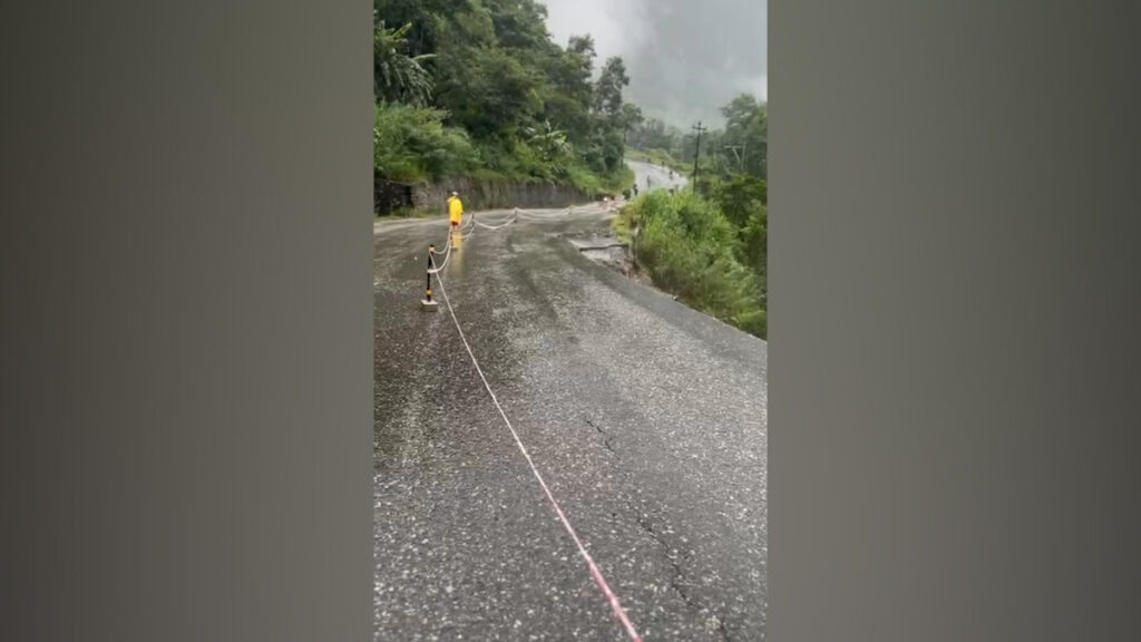 कुरिनटारमा त्रिशूलीको कटानः पृथ्वी राजमार्गको सडक खण्ड भासिएपछि जोखिम बढ्यो