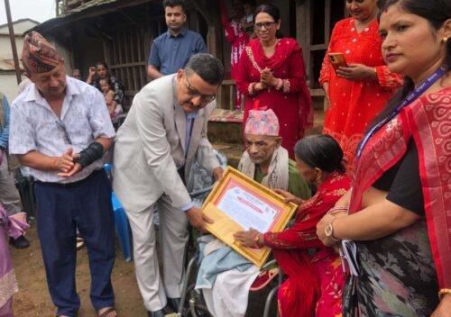 साहित्यकार चन्द्रमणि अधिकारीलाई घरमै पुगेर गण्डकी प्रज्ञा साहित्य सम्मान अर्पण
