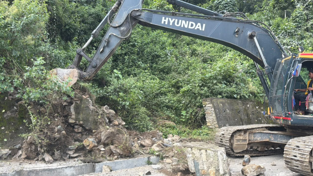 पृथ्वी राजमार्गको गलौंदी खण्डमा अवरुद्ध सडक खुलाउन प्रयास जारी, केही समयमै आवागमन सहज हुने अपेक्षा
